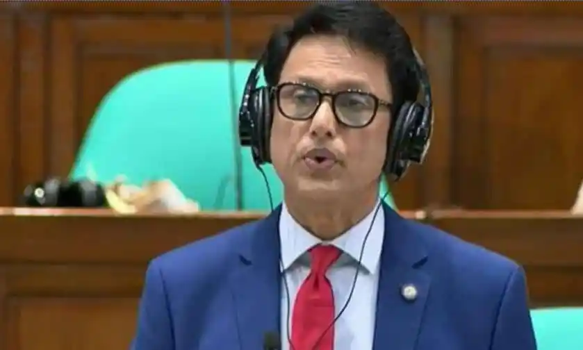 বাংলাদেশের সংসদে একজন সদস্য বক্তৃতা দিচ্ছেন. Channel i News - চ্যানেল আই নিউজ