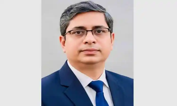 প্রতিমন্ত্রী পেশাদার পোশাকে, চোখে চশমা, শান্ত মুখাবয়ব।. Channel i News - চ্যানেল আই নিউজ
