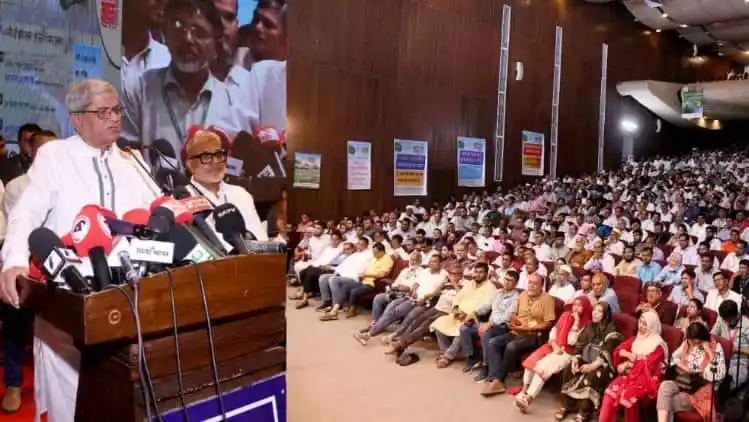 অনুষ্ঠানে স্থানীয় সরকার মন্ত্রী কৃষকদের সম্মাননা প্রদান করছেন. Channel i News - চ্যানেল আই নিউজ