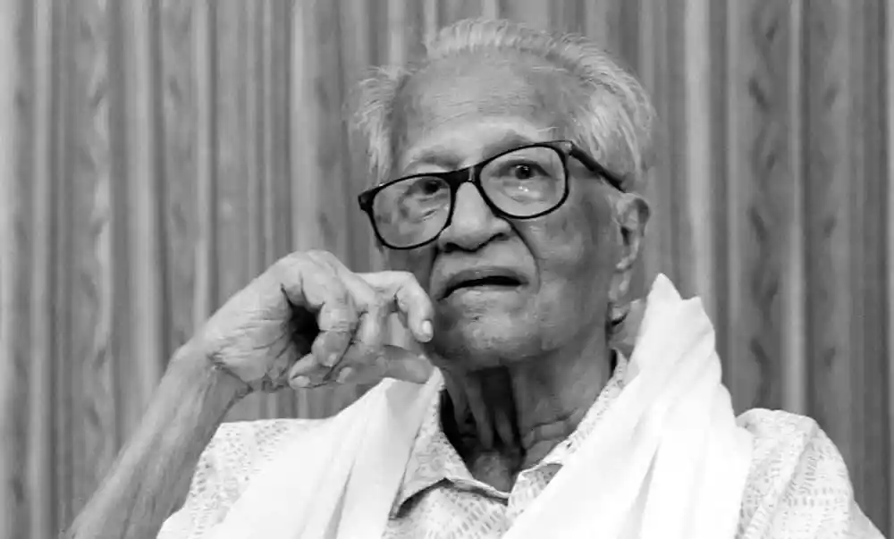 বয়স্ক ব্যক্তি স্মার্টফোন ব্যবহার করছেন, চোখে চশমা পরা. Channel i News - চ্যানেল আই নিউজ