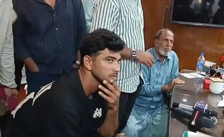 একজন যুবক গভীরভাবে ভাবছেন, অন্যরা আলোচনা করছেন. Channel i News - চ্যানেল আই নিউজ
