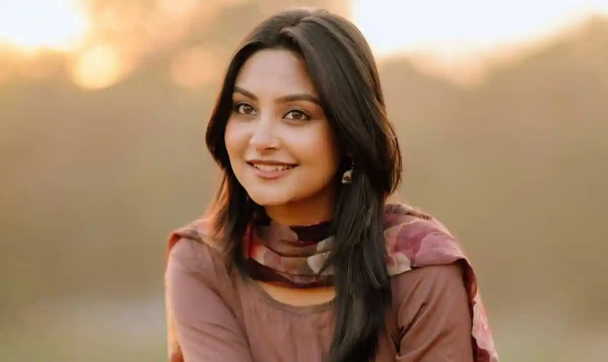 নাজনীন নীহার হাসিমুখে সুন্দর ছবি, প্রাকৃতিক পটভূমিতে. Channel i News - চ্যানেল আই নিউজ