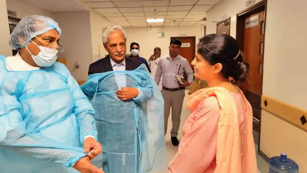 শিল্পগুরু মুস্তাফা মনোয়ারের পাশে সংস্কৃতি মন্ত্রণালয়ের কর্মকর্তারা. Channel i News - চ্যানেল আই নিউজ