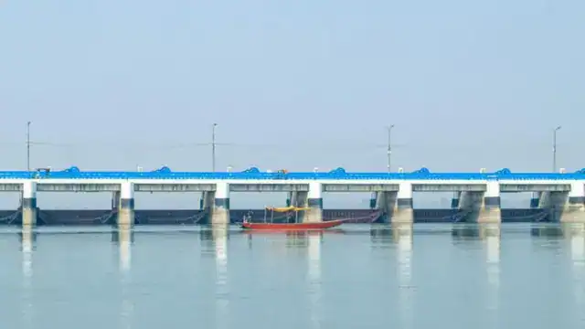 পদ্মা সেতুর নিচে জলাধার ও নৌকা দেখা যাচ্ছে।. Channel i News - চ্যানেল আই নিউজ