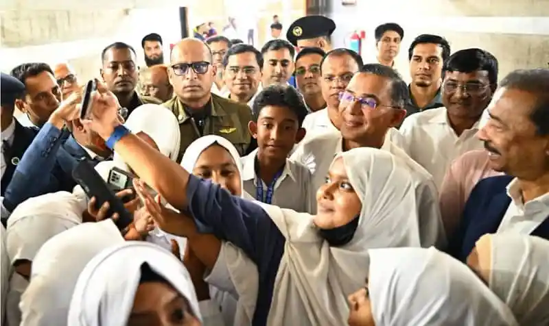 প্রধানমন্ত্রীর সঙ্গে শিক্ষার্থী ও শিক্ষকদের মধ্যাহ্নভোজের ছবি. Channel i News - চ্যানেল আই নিউজ