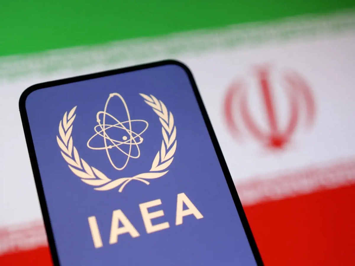 আইএইএ এর লোগো সহ মোবাইল স্ক্রিন, আন্তর্জাতিক পরমাণু শক্তি সংস্থা. Channel i News - চ্যানেল আই নিউজ