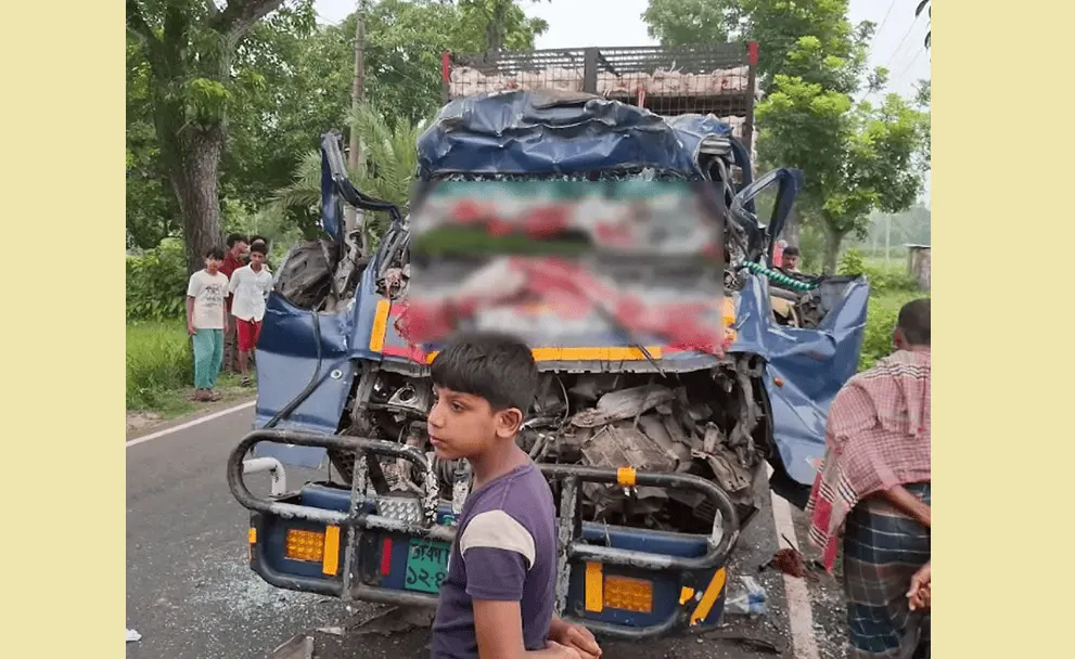 ট্রাক ও পিকআপের মুখোমুখি সংঘর্ষের ছবি, নিহত ৪. Channel i News - চ্যানেল আই নিউজ