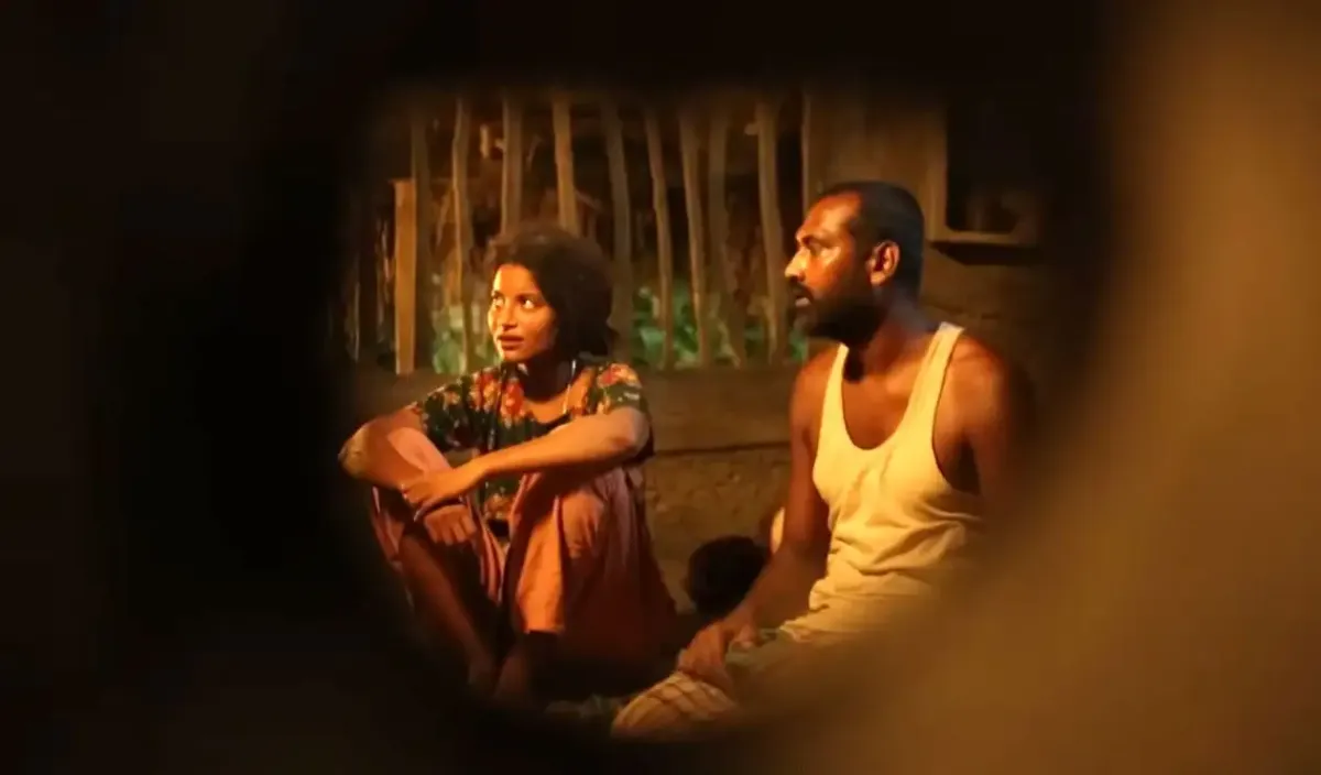 দুটি মানুষ প্রেমের গল্পের দৃশ্য দেখছেন, একে অপরের দিকে তাকিয়ে. Channel i News - চ্যানেল আই নিউজ