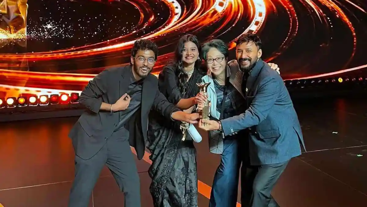 চারজন ব্যক্তি পুরস্কার গ্রহণ করে হাসিমুখে ছবি তুলছেন. Channel i News - চ্যানেল আই নিউজ