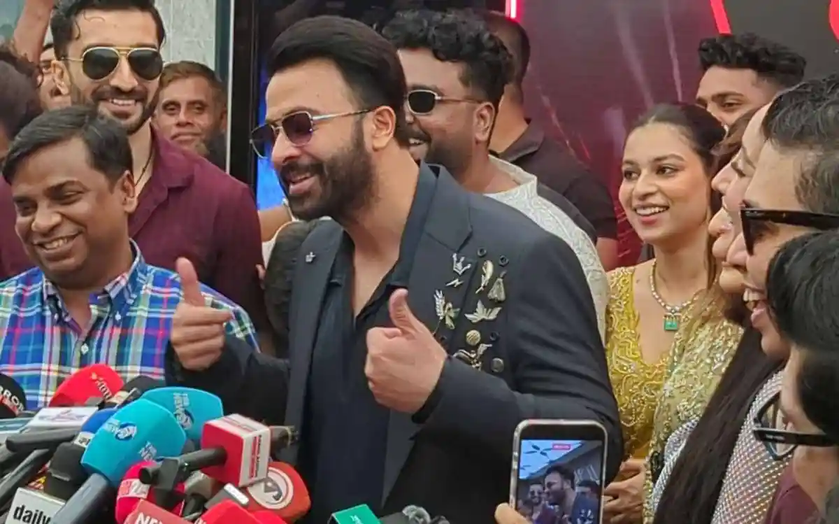 জনপ্রিয় অভিনেতা সমর্থকদের সাথে হাসিমুখে ছবি তুলছেন. Channel i News - চ্যানেল আই নিউজ