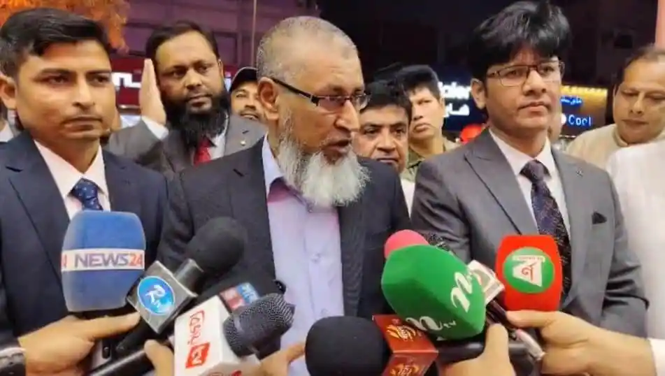 রাষ্ট্রদূত বিনিয়োগের আহ্বান জানিয়ে সাংবাদিকদের প্রশ্নের উত্তর দিচ্ছেন. Channel i News - চ্যানেল আই নিউজ