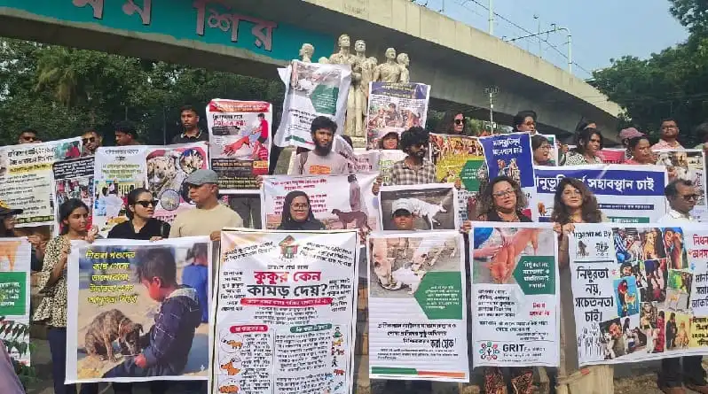 প্রাণিপ্রেমীরা বেওয়ারিশ কুকুর নিধন বন্ধের দাবিতে মানববন্ধন করছে।. Channel i News - চ্যানেল আই নিউজ