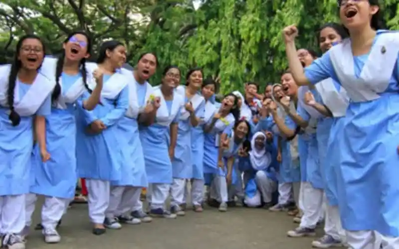 বাংলাদেশের স্কুলছাত্রীদের আনন্দিত ও উল্লসিত 모습. Channel i News - চ্যানেল আই নিউজ