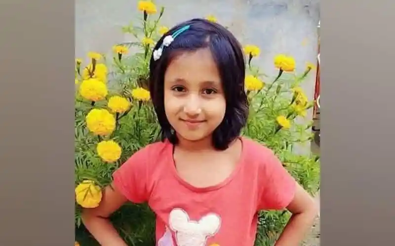 সুন্দর শিশুকন্যার হাসিমুখ, পুষ্পবনে ঘেরা. Channel i News - চ্যানেল আই নিউজ