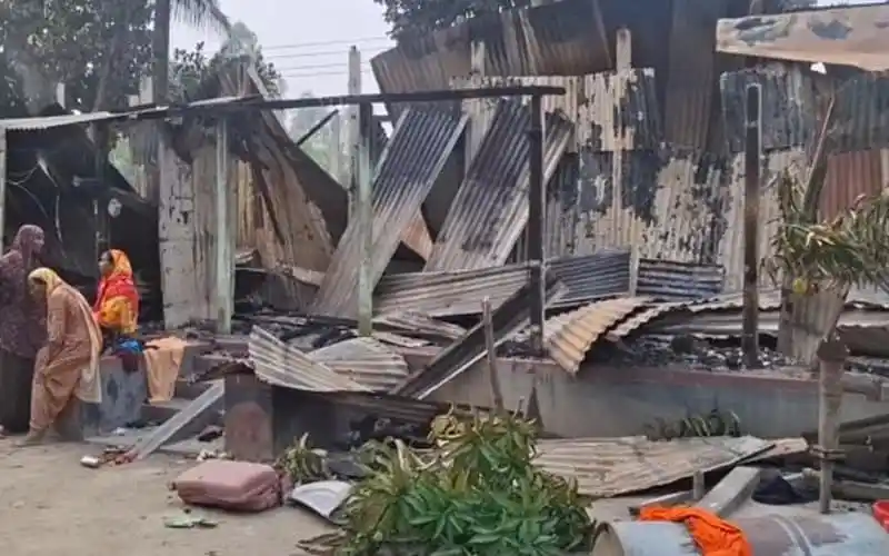 টাঙ্গাইলে হামলা ও আগুনে ধ্বংসপ্রাপ্ত ঘরবাড়ি, ক্ষতিগ্রস্ত পরিবার. Channel i News - চ্যানেল আই নিউজ