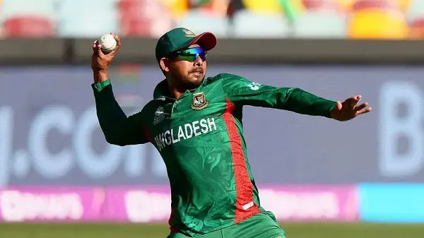 বাংলাদেশ ক্রিকেটার মোস্তাফিজ বল ছুঁড়ে ফেলার দৃশ্য. Channel i News - চ্যানেল আই নিউজ