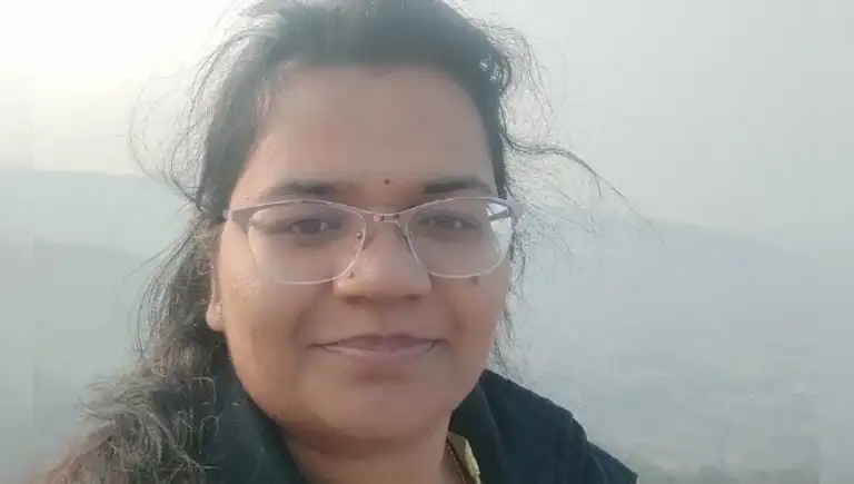 প্রাকৃতিক দৃশ্যের মাঝে হাস্যোজ্জ্বল নারী ছবি. Channel i News - চ্যানেল আই নিউজ
