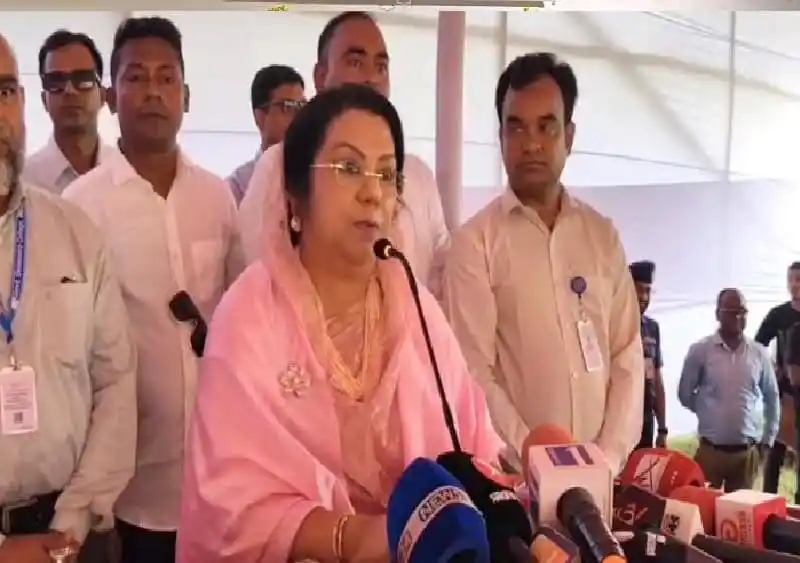 প্রধানমন্ত্রী সংবাদ সম্মেলনে বক্তৃতা দিচ্ছেন, পাশে অন্যান্য কর্মকর্তা।. Channel i News - চ্যানেল আই নিউজ