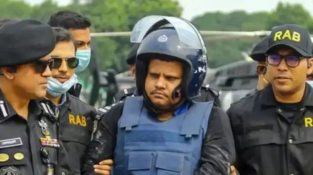 সাহেদকে গ্রেপ্তার করে র্যাবের সদস্যরা, পুলিশ ও আইনশৃঙ্খলা বাহিনী উপস্থিত. Channel i News - চ্যানেল আই নিউজ