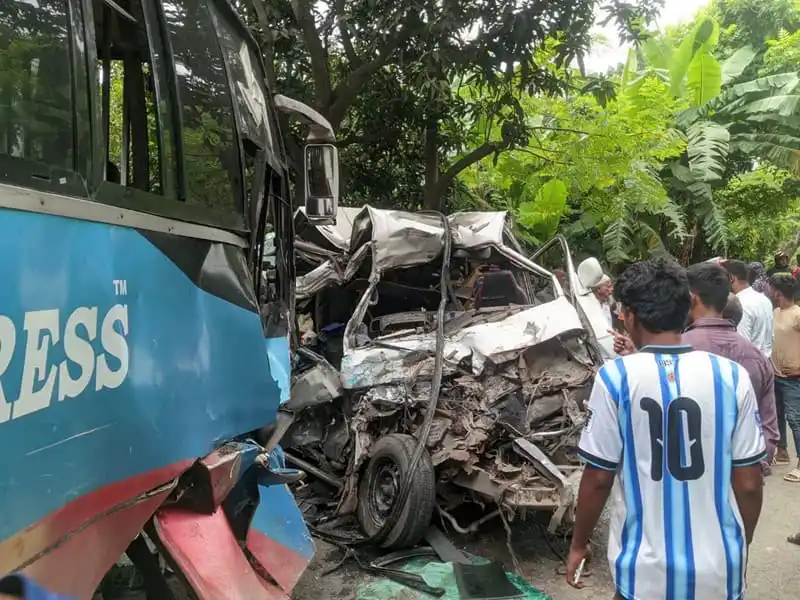 পাবনায় লাশবাহী অ্যাম্বুলেন্স ও বাসের মুখোমুখি সংঘর্ষের ছবি. Channel i News - চ্যানেল আই নিউজ