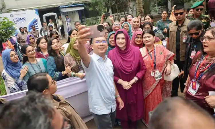 প্রধানমন্ত্রী জুবাইদা রহমানের সঙ্গে শিক্ষার্থীদের সেলফি. Channel i News - চ্যানেল আই নিউজ