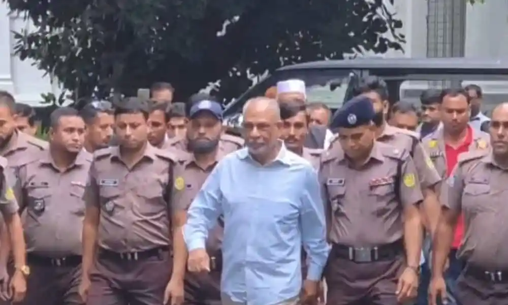 লতিফ সিদ্দিকীসহ পুলিশ সদস্যরা শাপলা চত্বর মামলার রায়ের পর কারাগারে যাচ্ছেন. Channel i News - চ্যানেল আই নিউজ