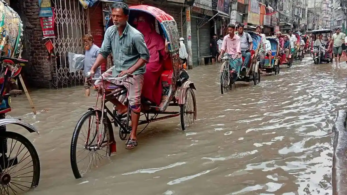 ঢাকায় জলাবদ্ধতা ও যানজটের কারণে রাস্তায় জল জমে আছে. Channel i News - চ্যানেল আই নিউজ