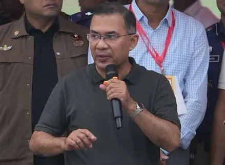 প্রধানমন্ত্রী জনসম্মুখে বক্তব্য দিচ্ছেন, পাশে পুলিশ ও কর্মকর্তারা. Channel i News - চ্যানেল আই নিউজ