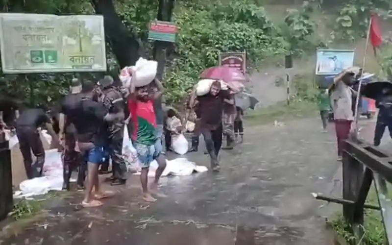 বন্যা ও পাহাড়ধসে দুর্যোগ মোকাবিলায় বিজিবি মোতায়েনের ছবি. Channel i News - চ্যানেল আই নিউজ