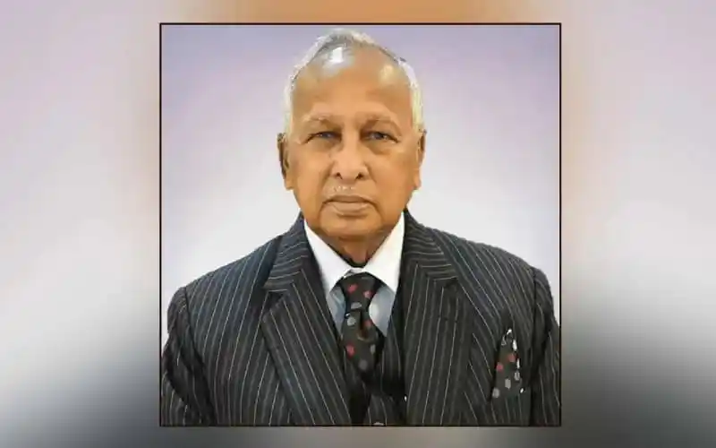 বয়স্ক ব্যক্তি পেশাদার পোষাক পরিহিত, পটভূমিতে সাদা রঙের ব্যাকগ্রাউন্ড. Channel i News - চ্যানেল আই নিউজ