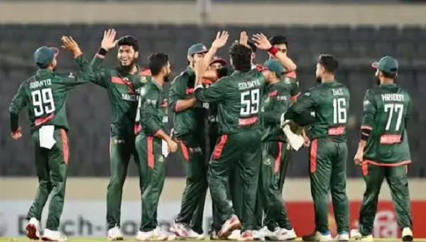 বাংলাদেশ ক্রিকেট দল মাঠে উল্লাস করছে, জিতের উদযাপন. Channel i News - চ্যানেল আই নিউজ