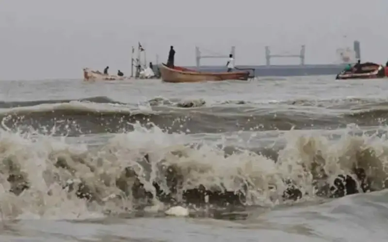 বঙ্গোপসাগরে নতুন লঘুচাপের কারণে উত্তাল সমুদ্রের দৃশ্য. Channel i News - চ্যানেল আই নিউজ