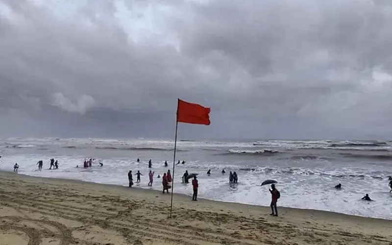 বেঙ্গল সমুদ্র সৈকত, ঝড়ো আবহাওয়া ও সতর্ক সংকেত দেখানো লাল পতাকা. Channel i News - চ্যানেল আই নিউজ