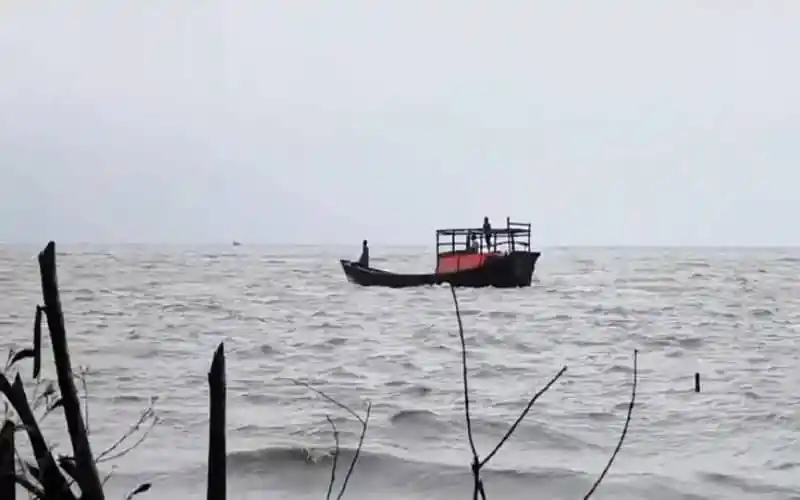 বঙ্গোপসাগরে ট্রলার ডুবে যাওয়ার দৃশ্য, উদ্ধারকর্মীরা কাজ করছে. Channel i News - চ্যানেল আই নিউজ