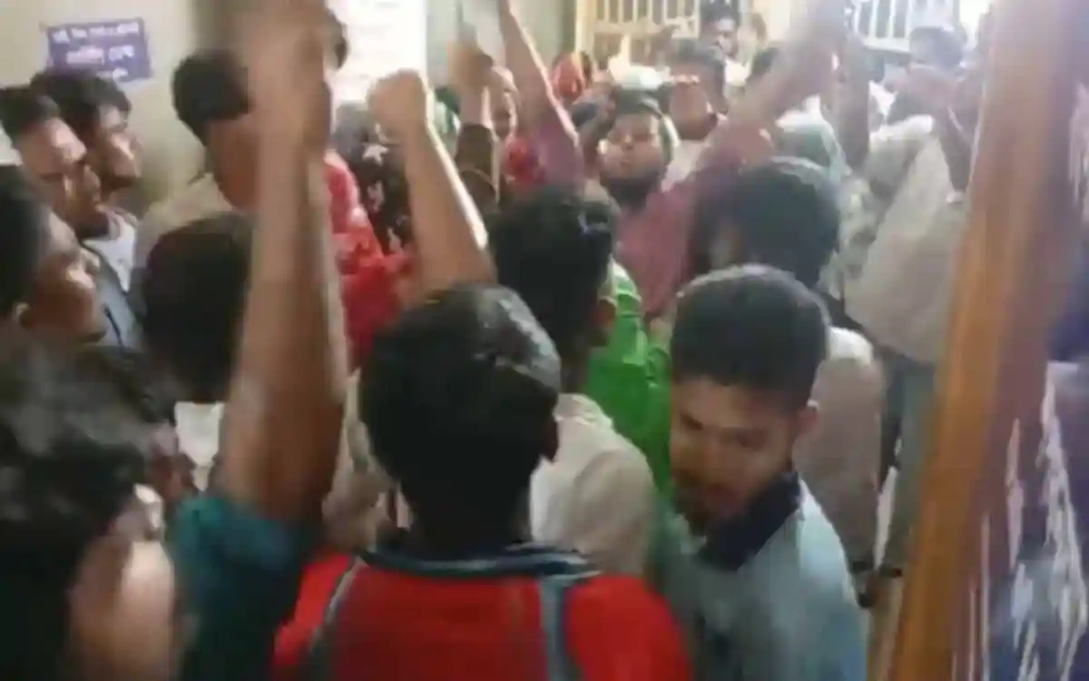 নেতাকর্মীরা থানার সামনে বিক্ষোভ ও প্রতিবাদ করছে. Channel i News - চ্যানেল আই নিউজ
