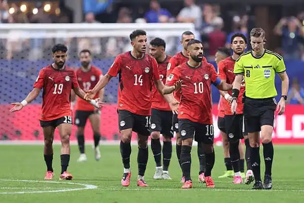 বাংলাদেশ ফুটবল দলের খেলোয়াড়রা মাঠে, রেফারির সঙ্গে আলোচনা করছে।. Channel i News - চ্যানেল আই নিউজ