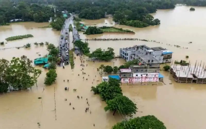 বন্যার কারণে সড়ক ও বাড়িঘর প্লাবিত, মানুষ আশ্রয় কেন্দ্রে আশ্রয় নিচ্ছে. Channel i News - চ্যানেল আই নিউজ