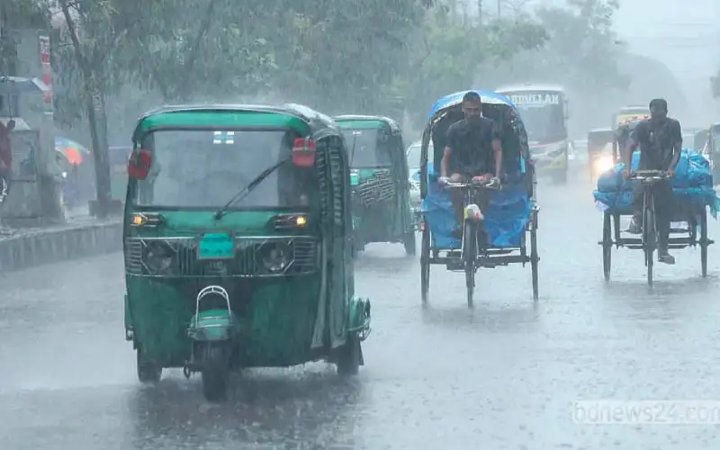 বৃষ্টির মধ্যে রিকশা ও অটো রিকশা চলাচল করছে ঢাকায়. Channel i News - চ্যানেল আই নিউজ