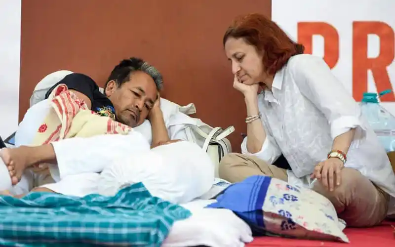 অনশনরত সোনম ওয়াংচুক হাসপাতালে ভর্তি, পাশে একজন নারী।. Channel i News - চ্যানেল আই নিউজ