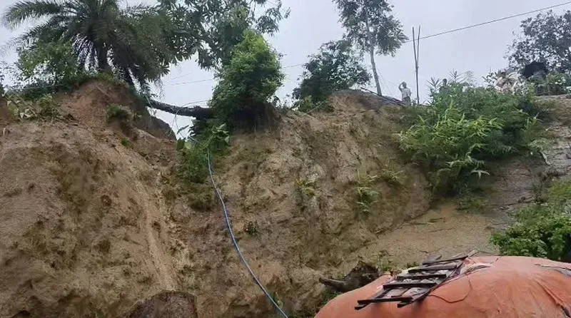 রাঙ্গামাটিতে পাহাড়ধসের ঝুঁকি, ঝুঁকিপূর্ণ এলাকা থেকে মানুষ সরানোর জন্য মাইকিং. Channel i News - চ্যানেল আই নিউজ