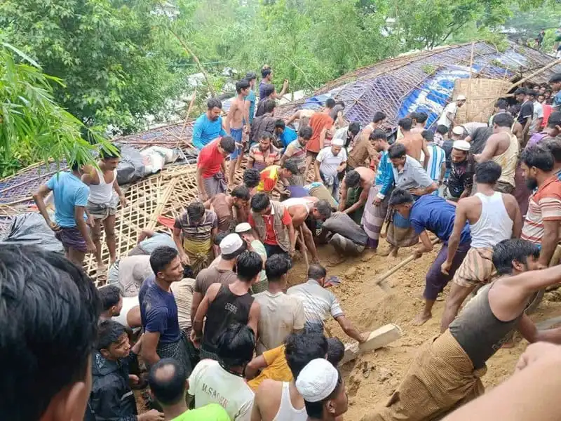 উখিয়ার রোহিঙ্গা ক্যাম্পে পাহাড়ধসের পর উদ্ধার কাজ চলছে. Channel i News - চ্যানেল আই নিউজ