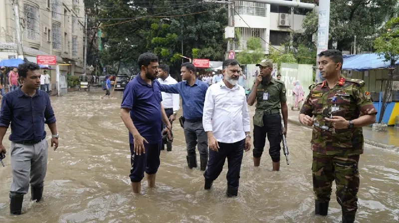রাজধানীর জলাবদ্ধতা পরিস্থিতি পরিদর্শন করছেন কর্মকর্তারা. Channel i News - চ্যানেল আই নিউজ
