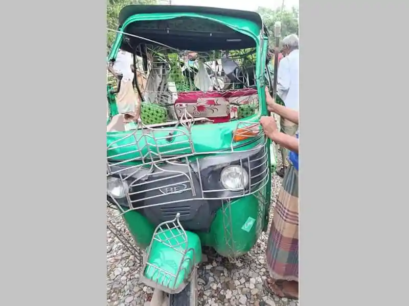 অটোরিকশার সামনের অংশে ক্ষতিগ্রস্ত, দুর্ঘটনার ছবি. Channel i News - চ্যানেল আই নিউজ
