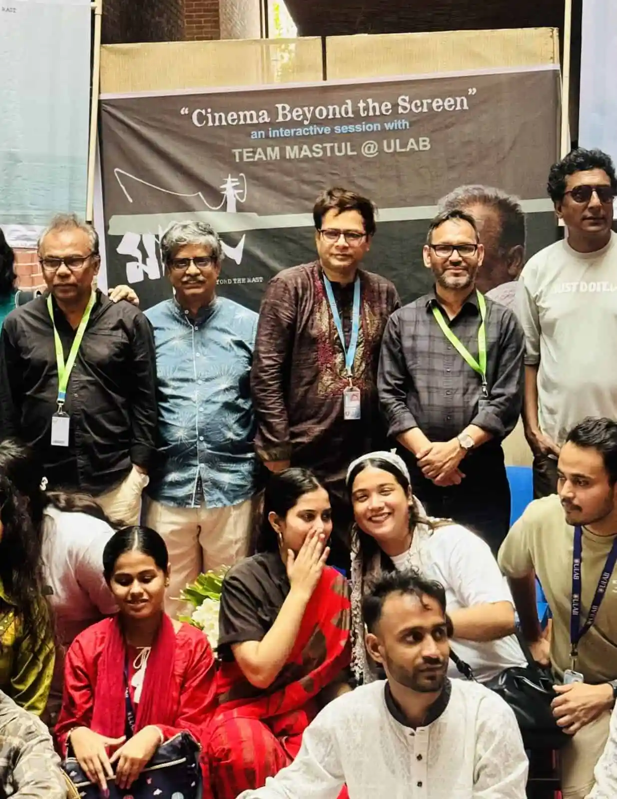 বাংলাদেশি চলচ্চিত্র নির্মাতাদের একটি দল ছবি তুলছে. Channel i News - চ্যানেল আই নিউজ