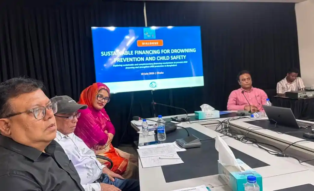 সেমিনারে অংশগ্রহণকারী ব্যক্তিরা ডুবে শিশু মৃত্যু প্রতিরোধে আলোচনা করছেন. Channel i News - চ্যানেল আই নিউজ
