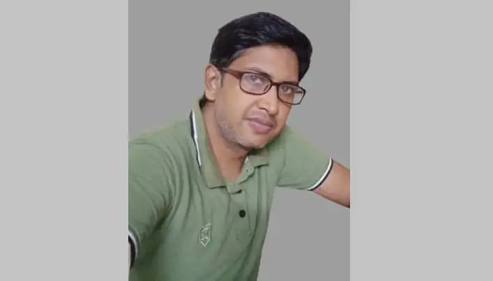 সাংবাদিক খালেদ খুররম পারভেজের ছবি, চোখে চশমা, হালকা হাসি. Channel i News - চ্যানেল আই নিউজ