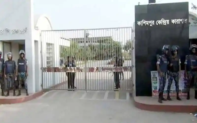 কাশিমপুর মহিলা কেন্দ্রীয় কারাগার গেটের সামনে নিরাপত্তা বাহিনী ও পুলিশ সদস্যরা. Channel i News - চ্যানেল আই নিউজ