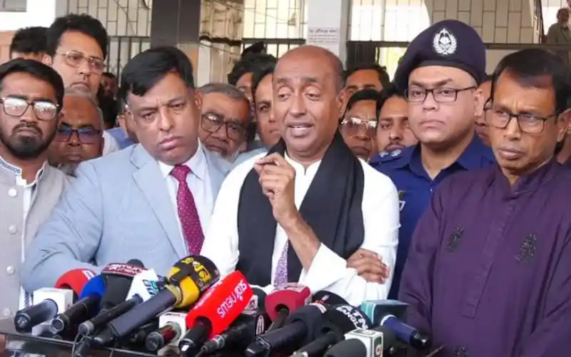 আইনমন্ত্রী সংবাদ সম্মেলনে বক্তব্য দিচ্ছেন, সাংবাদিকরা ক্যামেরার সামনে. Channel i News - চ্যানেল আই নিউজ