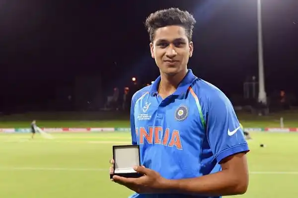ভারতের অনূর্ধ্ব-১৯ ক্রিকেট দলের তারকা খেলোয়াড়ের ছবি, পুরস্কার গ্রহণের মুহূর্ত. Channel i News - চ্যানেল আই নিউজ