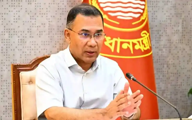 বাংলাদেশের একজন সরকারী কর্মকর্তা সংবাদ সম্মেলনে বক্তব্য দিচ্ছেন।. Channel i News - চ্যানেল আই নিউজ